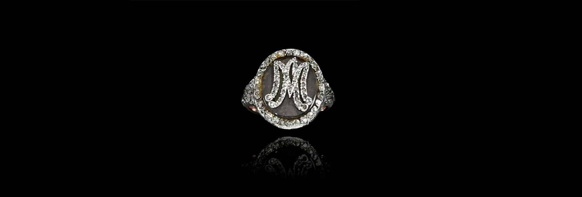Bague posthume en diamants portant les initiales MA (pour Marie-Antoinette) et renfermant une mèche des cheveux de la reine © DR/Sotheby's