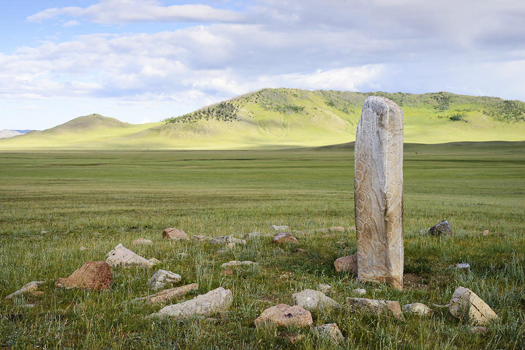 Stèle ornée située à Tsatsyn Ereg, des terres mongoles marquées par plus de 3 000 ans de nomadisme. Ce type de stèles, dites 