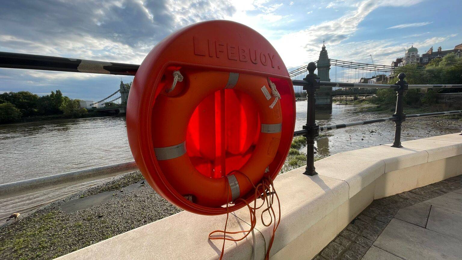 Bouée de sauvetage sur les bords de la Tamise, à Londres © Pilote Moulard