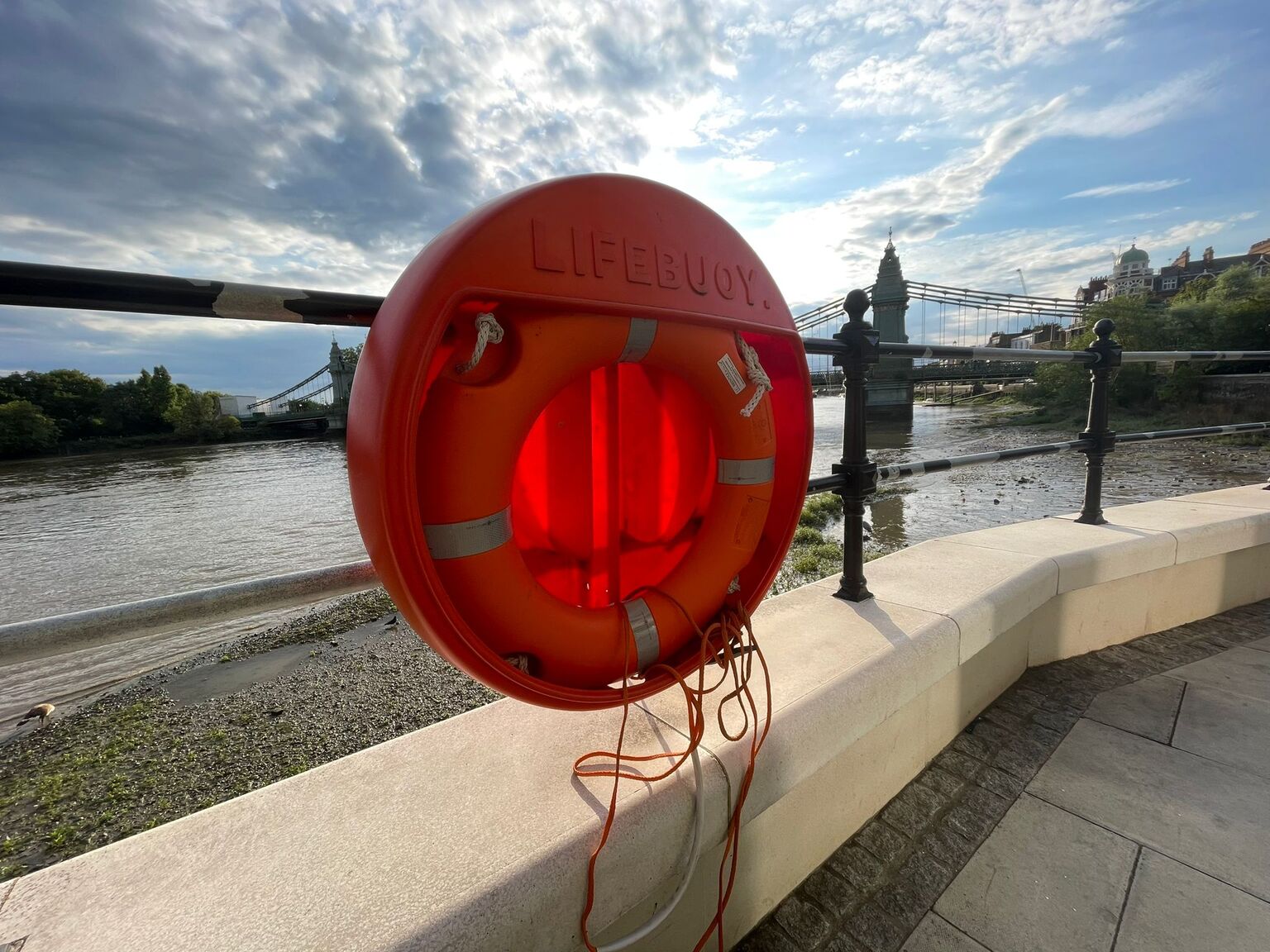 Bouée de sauvetage sur les bords de la Tamise, à Londres © Pilote Moulard