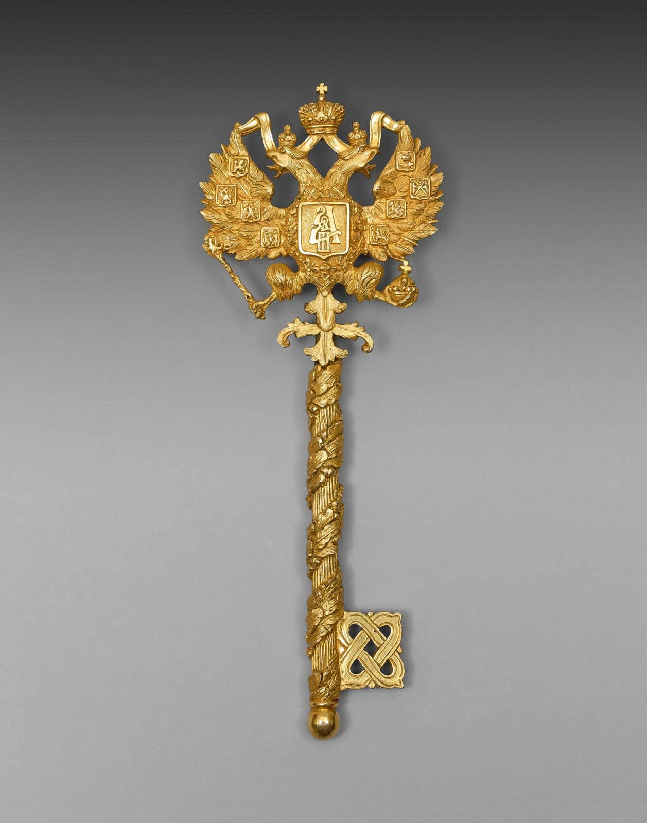 Clé de chambellan, aigle et monogramme d’Alexandre III (1881-1894) sur le blason central, corps cannelé enveloppé de feuilles de chêne, dorure reprise au brunissoir © Gazette Drouot