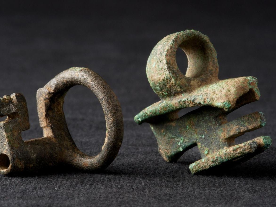 Clefs de coffret portées en bague (à gauche) et en pendentif (à droite), Ier-IIe siècles de notre ère. © Inrap