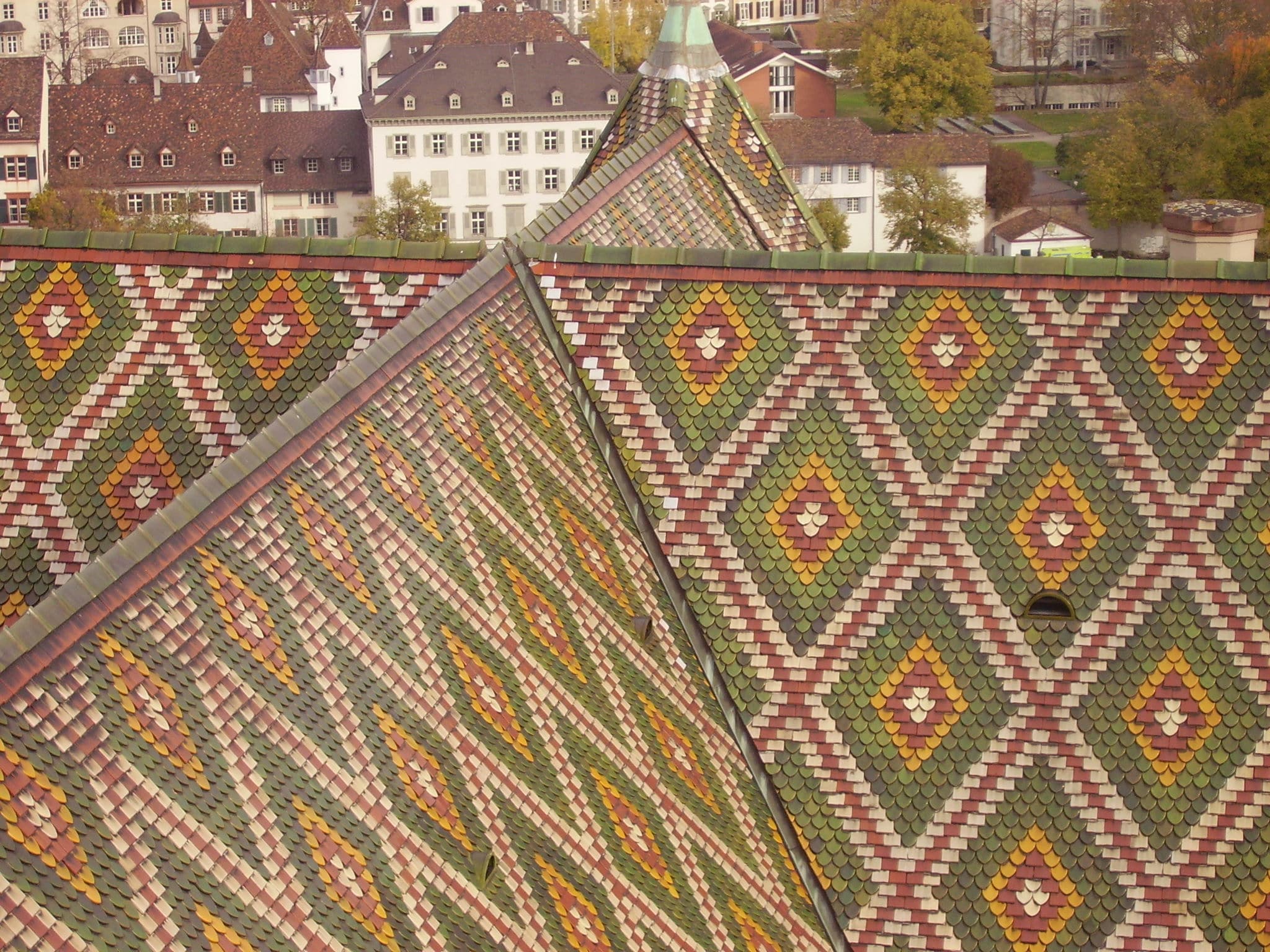 Détail du toit de la cathédrale de Bâle, Suisse.