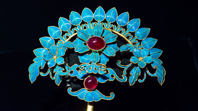 Réplique en plumes de martin-pêcheur et rubis d'une épingle de l'époque Qing, XIXe siècle. © Zhaoyi Xintiandi (Beijing) Jewelry Co., Ltd