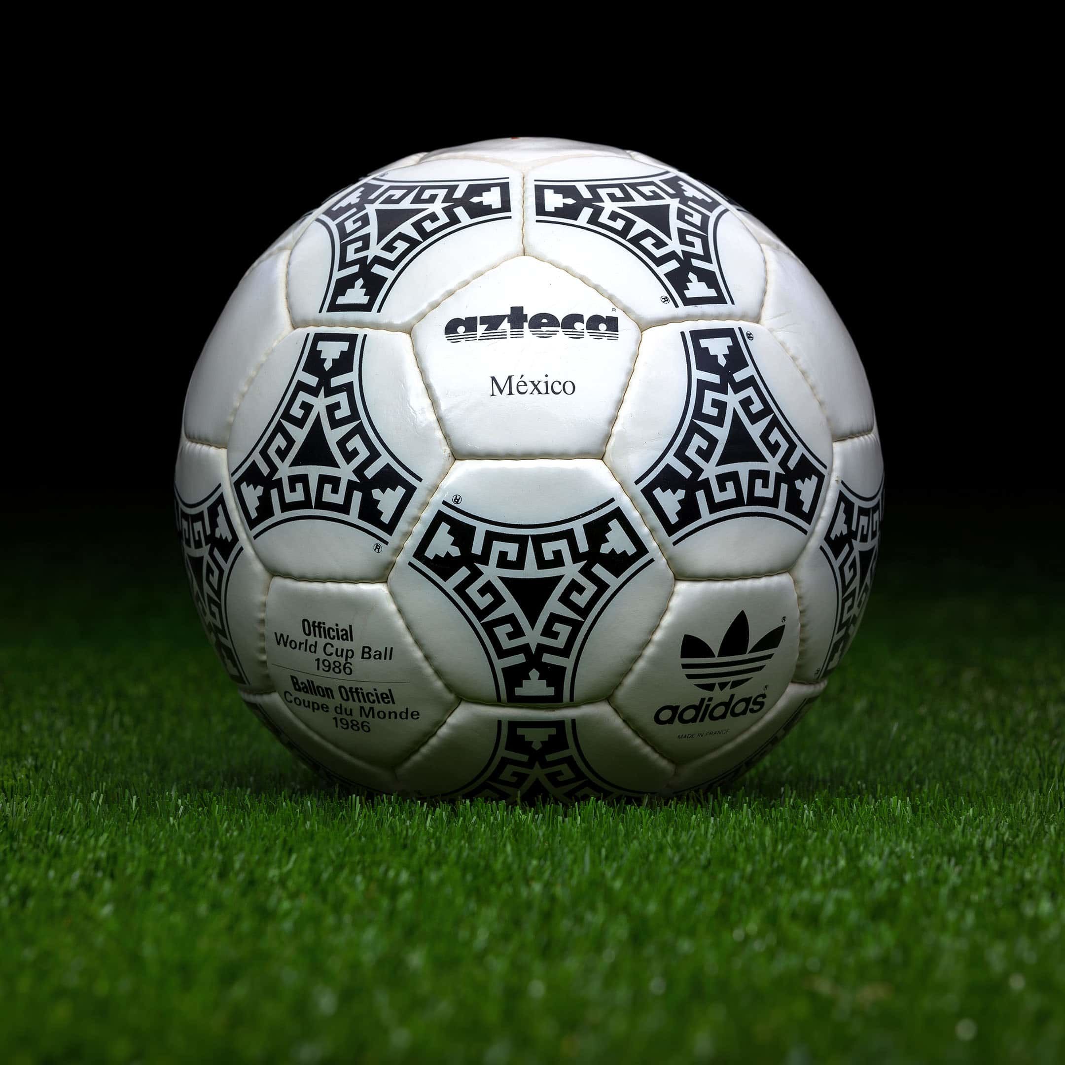 Le ballon Azteca produit par Adidas pour la coupe du monde organisée au Mexique en 1986. © worldcupballs.info