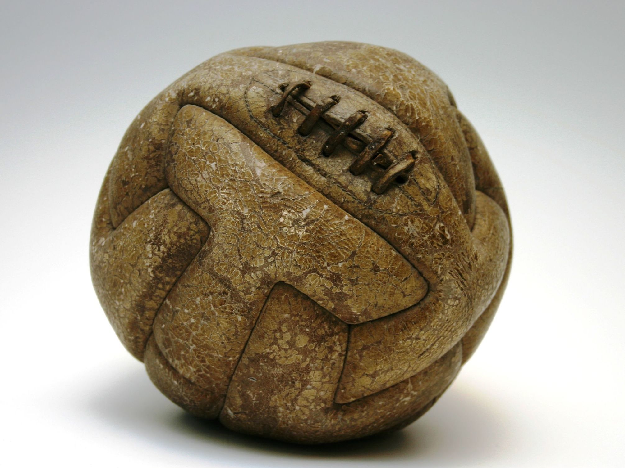 Ballon de la coupe du monde en Uruguay en 1930 © National Museum of Football, Manchester