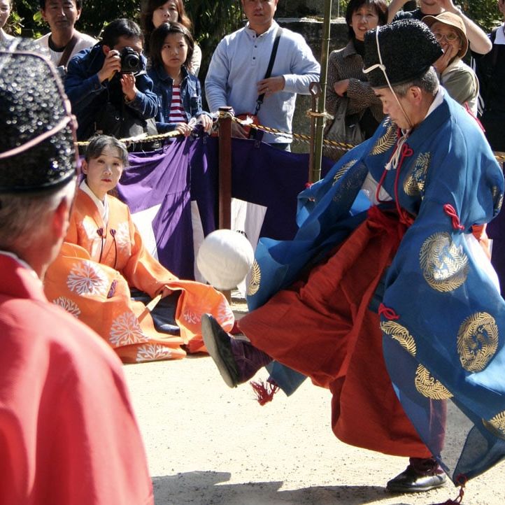 Joueur de Kemari en tenue traditionnelle japonaise.