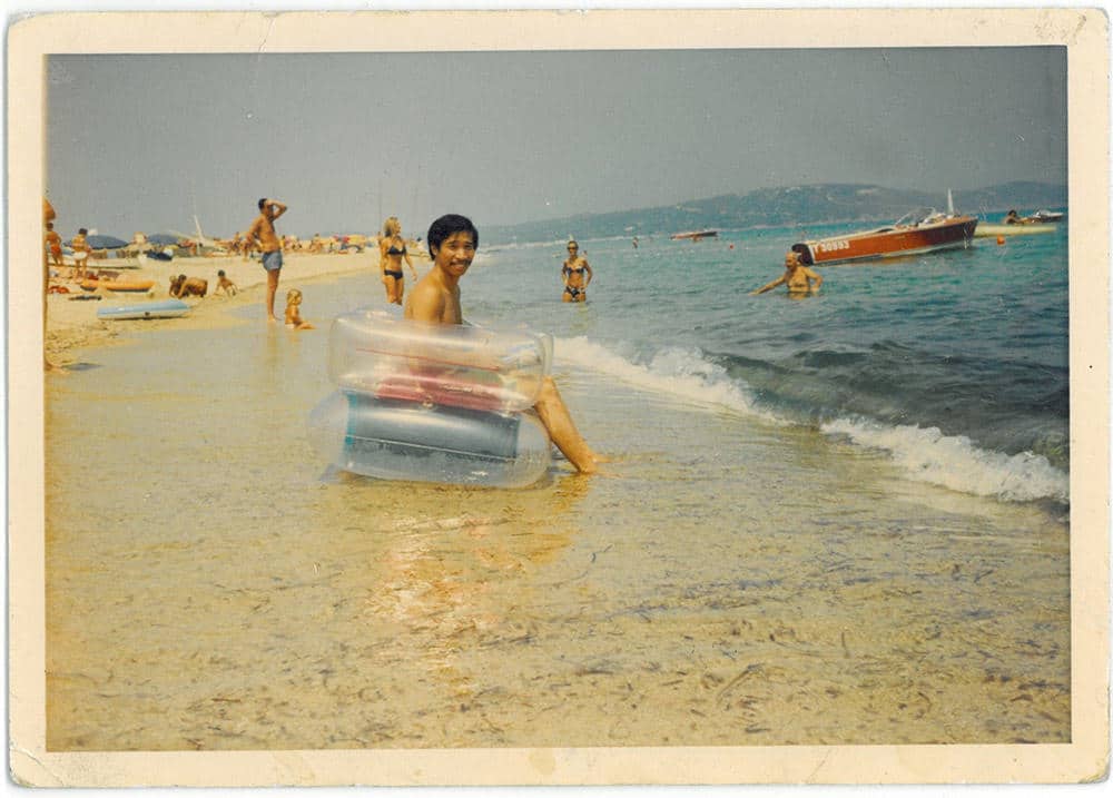 Quasar Khanh très content de lui dans son fauteuil Chester Club 55, Saint-Tropez, 1967 © Telerama