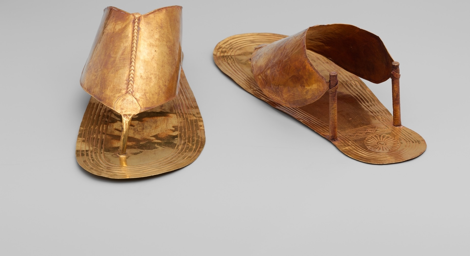 Первые сандали. Древний Египет золотые сандалии Тутанхамона. Золотые сандалии Тутанхамона. Обувь древнего Египта. Тапочки из древнего Египта.
