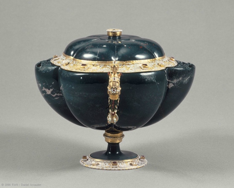 Coupe en jaspe, monture en or, rubis et perles. Dernier quart du XVIe siècle, pièce issue de l'atelier des Sarachi à Milan. © RMN / Daniel Arnaudet, 1996