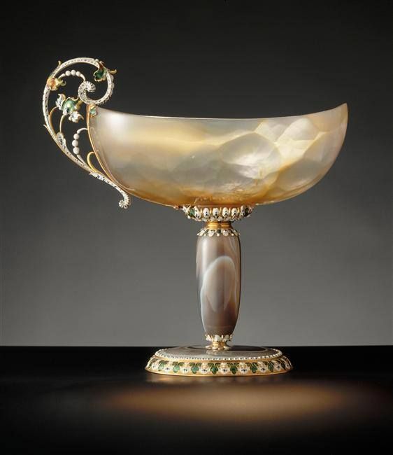 Coupe ovale en agate, entrée dans la collection du cardinal Mazarin et puis dans celle de Louis XIV – Paris, vers 1650. © RMN / Daniel Arnaudet, 1993