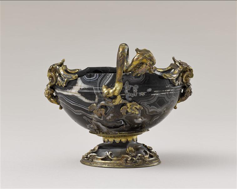 Coupe en sardoine datant de l'antiquité greco-romaine. Monture créée à Rome, milieu du XVIIe siècle. © RMN-Grand Palais (musée du Louvre) / Stéphane Maréchalle