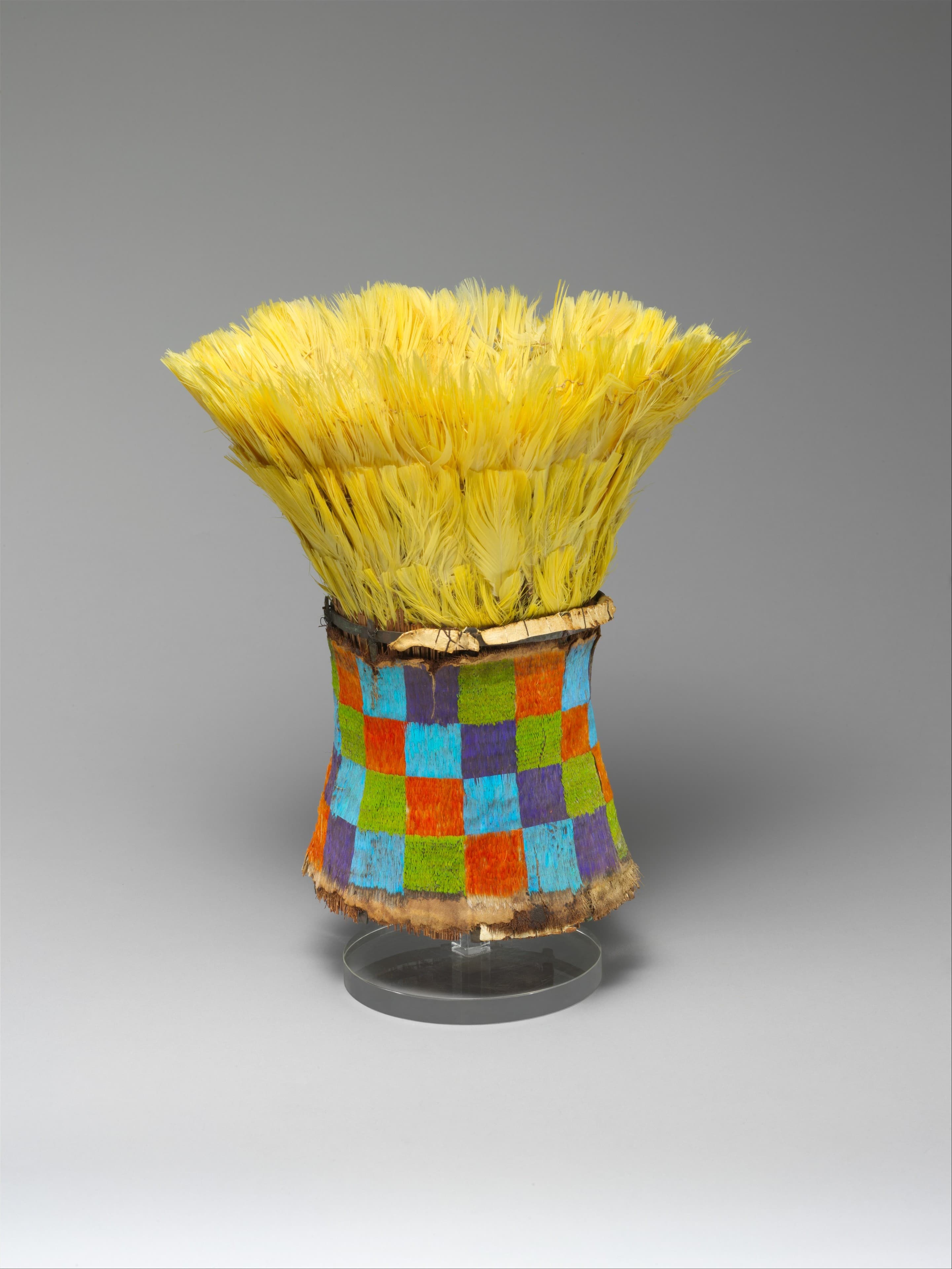 Couronne en plumes, XIVe - XVe siècle, culture Chimù, plumes de calliste septicolore et de ara. © MET Museum