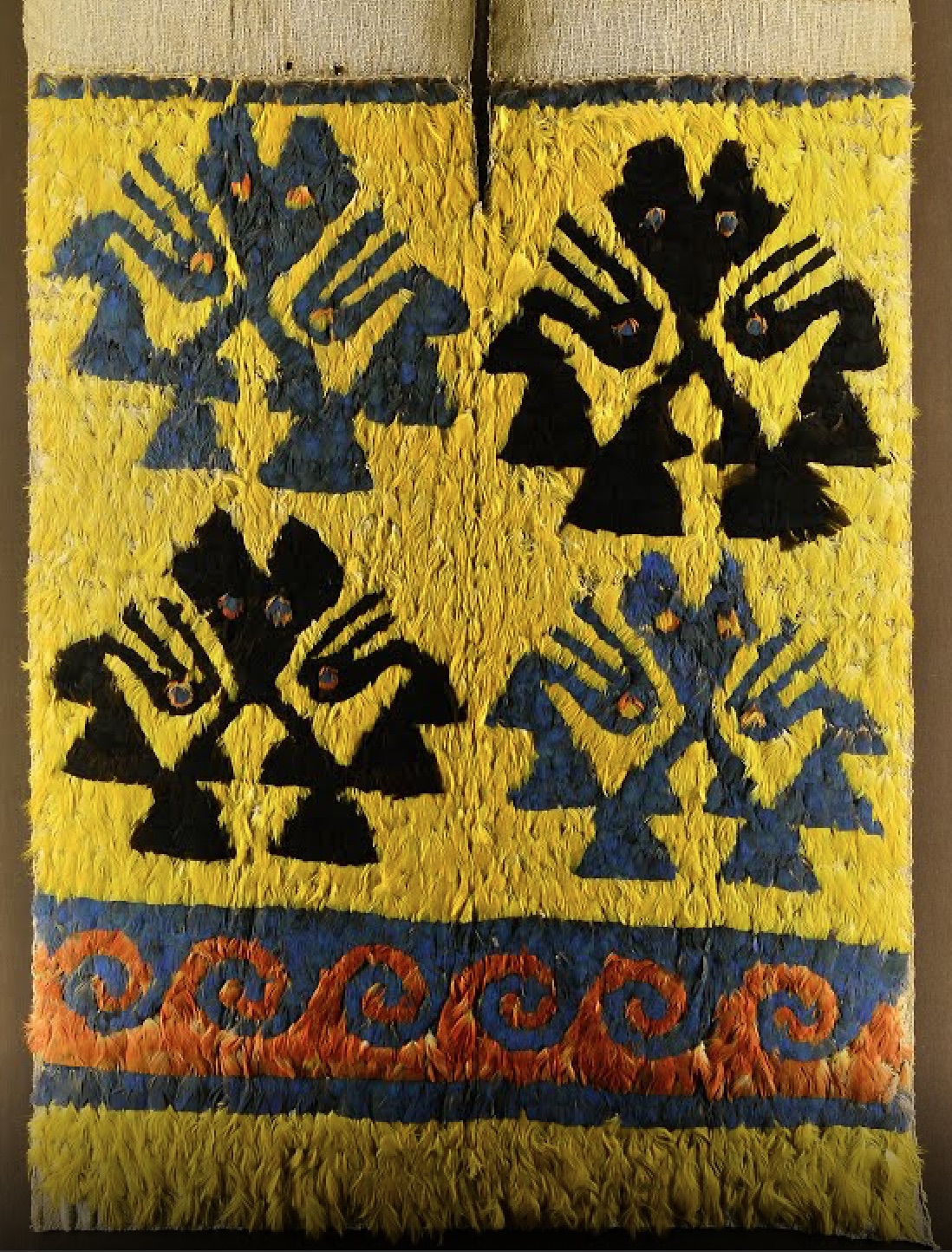 Tabard cérémonial en plumes, culture Chimù, 900 - 1470 de notre ère. © Amanao Pre-Columbian Textile Museum