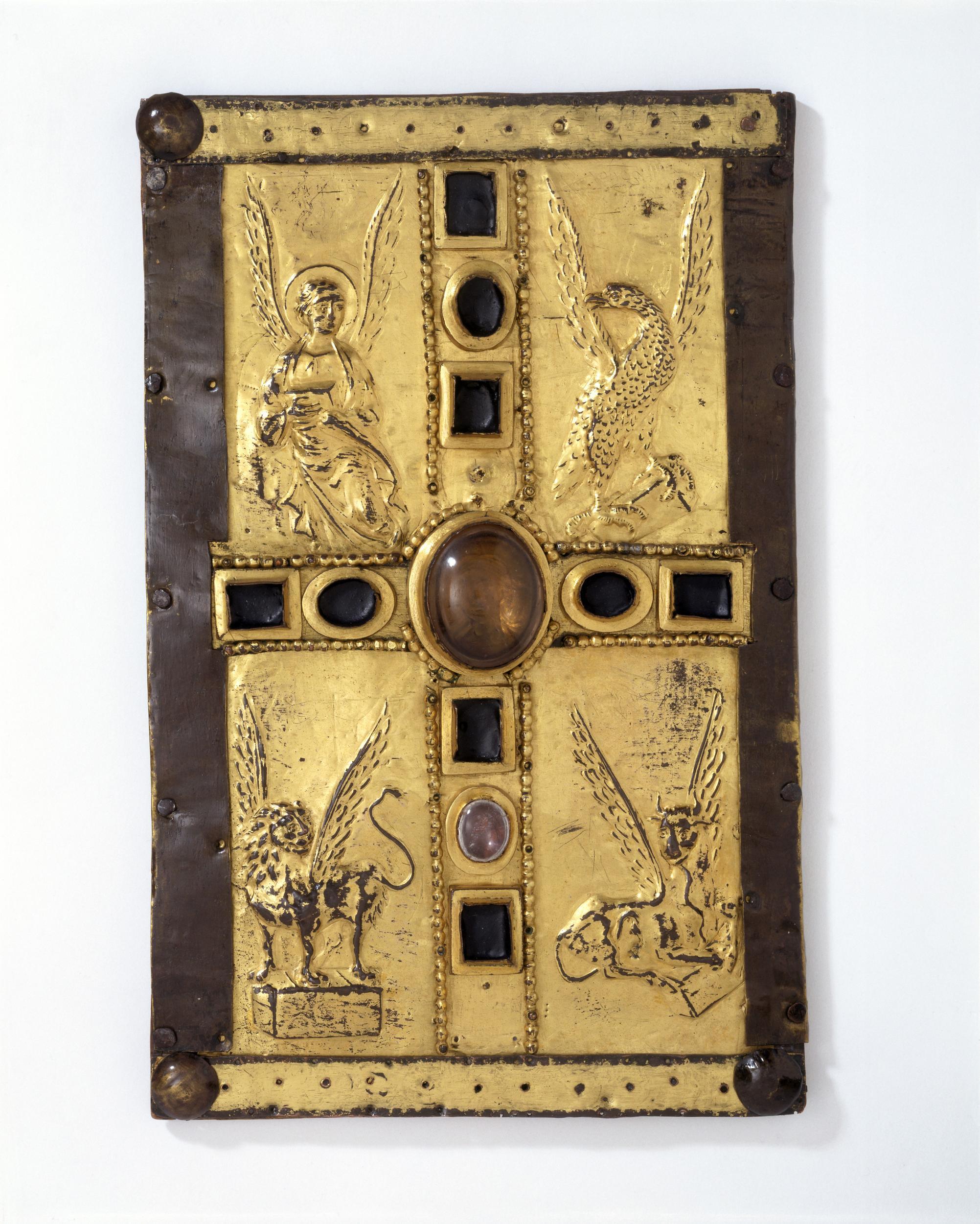 Coffret pour livre d’évangiles. Cuivre doré sur bois serti de joyaux. Les quatre évangélistes sont traités en repoussé, Xe siècle, Allemagne. © Victoria and Albert Museum