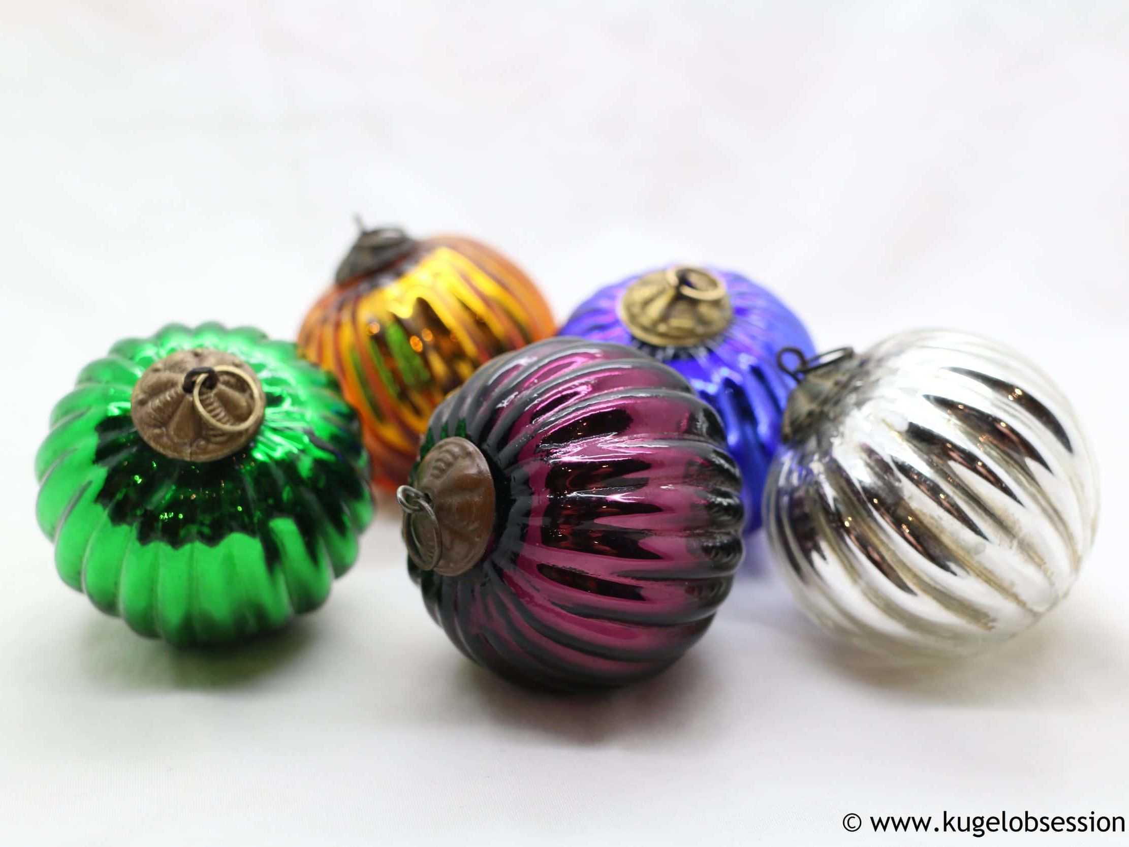 ancienne-boule-noel-verre-colore-histoire