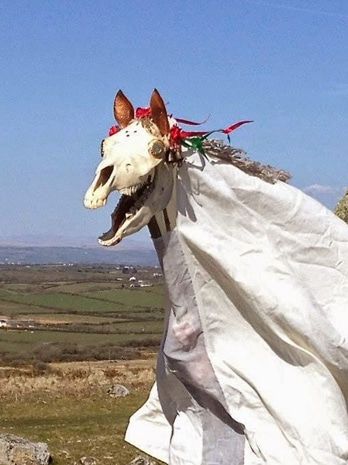 mari-lwyd-cheval-crane-mort-drap-tradition-noel