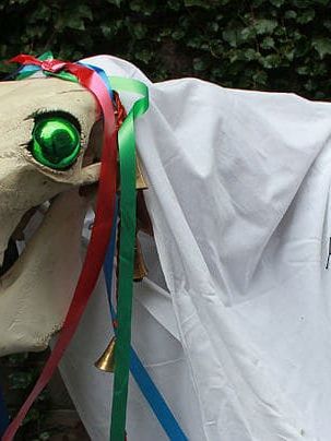 mari-lwyd-cheval-crane-mort-drap-tradition-noel