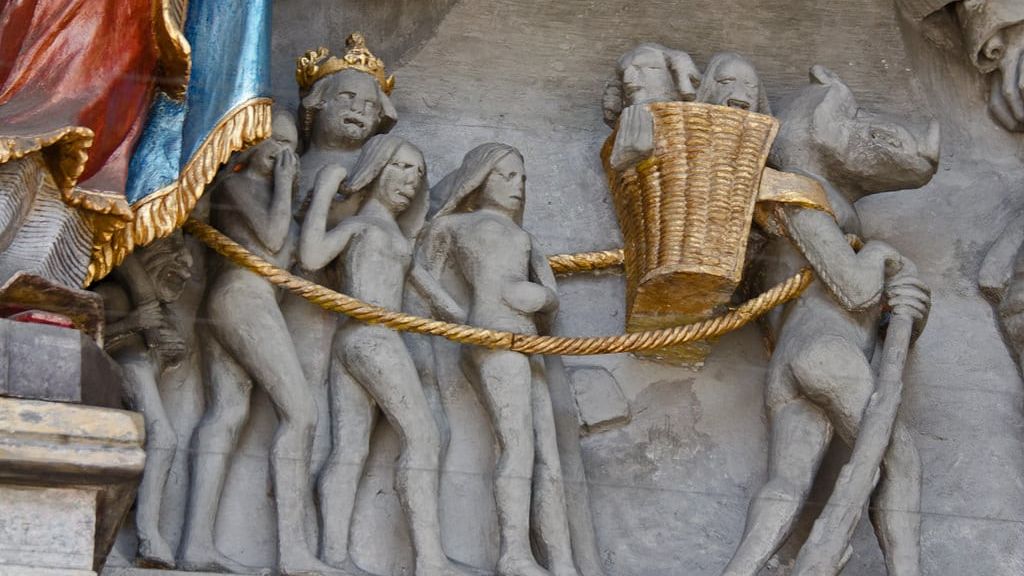 Le diable entraînant après lui et dans sa hotte de bien tristes sires. Portail de la cathédrale Saint Nicolas de Fribourg, XVe siècle, Suisse © Alain Michot 