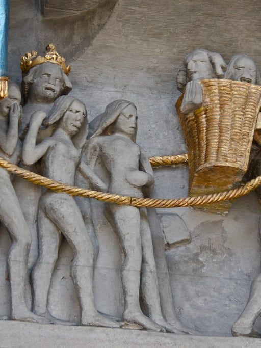 Le diable entraînant après lui et dans sa hotte de bien tristes sires. Portail de la cathédrale Saint Nicolas de Fribourg, XVe siècle, Suisse © Alain Michot 