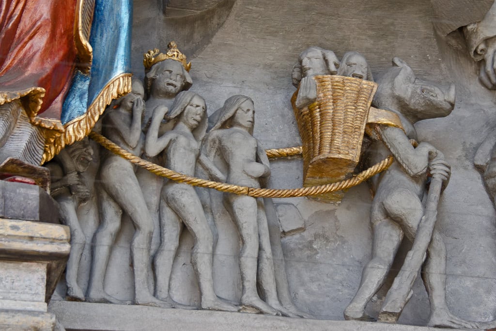 Le diable entraînant après lui et dans sa hotte de bien tristes sires. Portail de la cathédrale Saint Nicolas de Fribourg, XVe siècle, Suisse © Alain Michot 