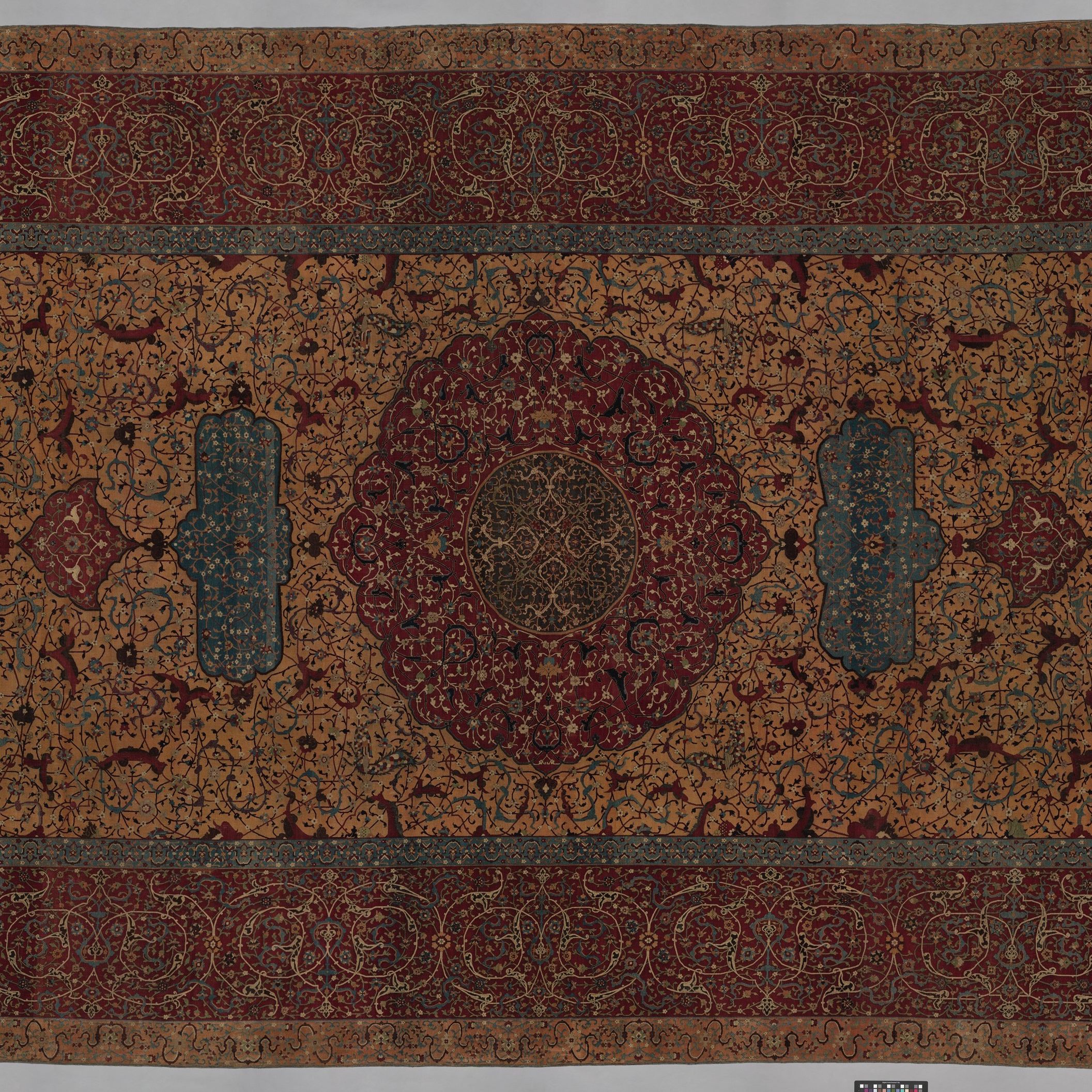 Tapis au médaillon Anhalt, Iran, probablement seconde moitié du XVIe siècle. Soie, laine et nouage asymétrique. Travail Safavid remarquable présentant une rare nuance de jaune. Analogie des motifs avec l’art des miniatures et de la calligraphie © MET Museum