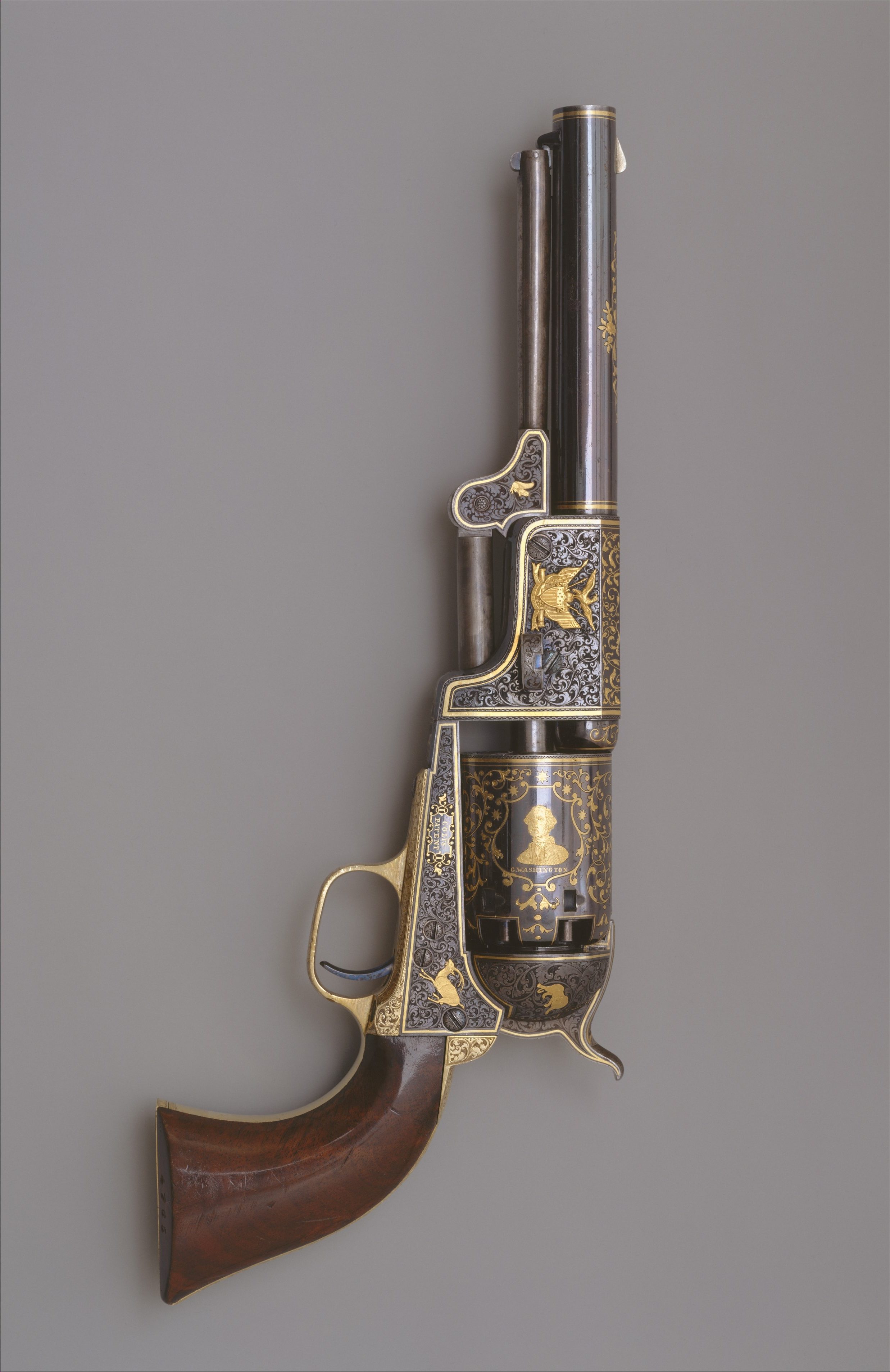 Revolver Colt, 3e modèle Dragoon, circa 1853. Acier, laiton, or et bois. Revolver offert par Colt au tsar Nicolas Ier de Russie en 1854 et qui se trouve maintenant au Musée de l’Ermitage de Saint-Pétersbourg © MET Museum