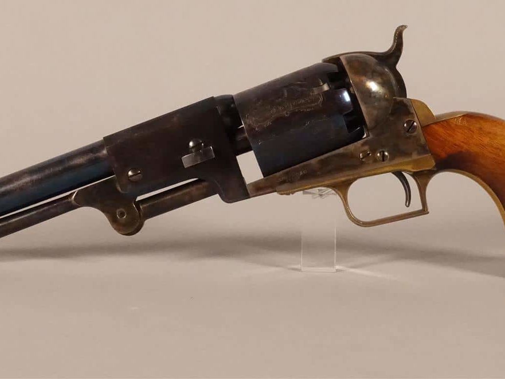 Colt Dragoon poudre noire, six coups. Canon et carcasse en bronze jaspé. Plaquettes de crosse en noyer. Reproduction 