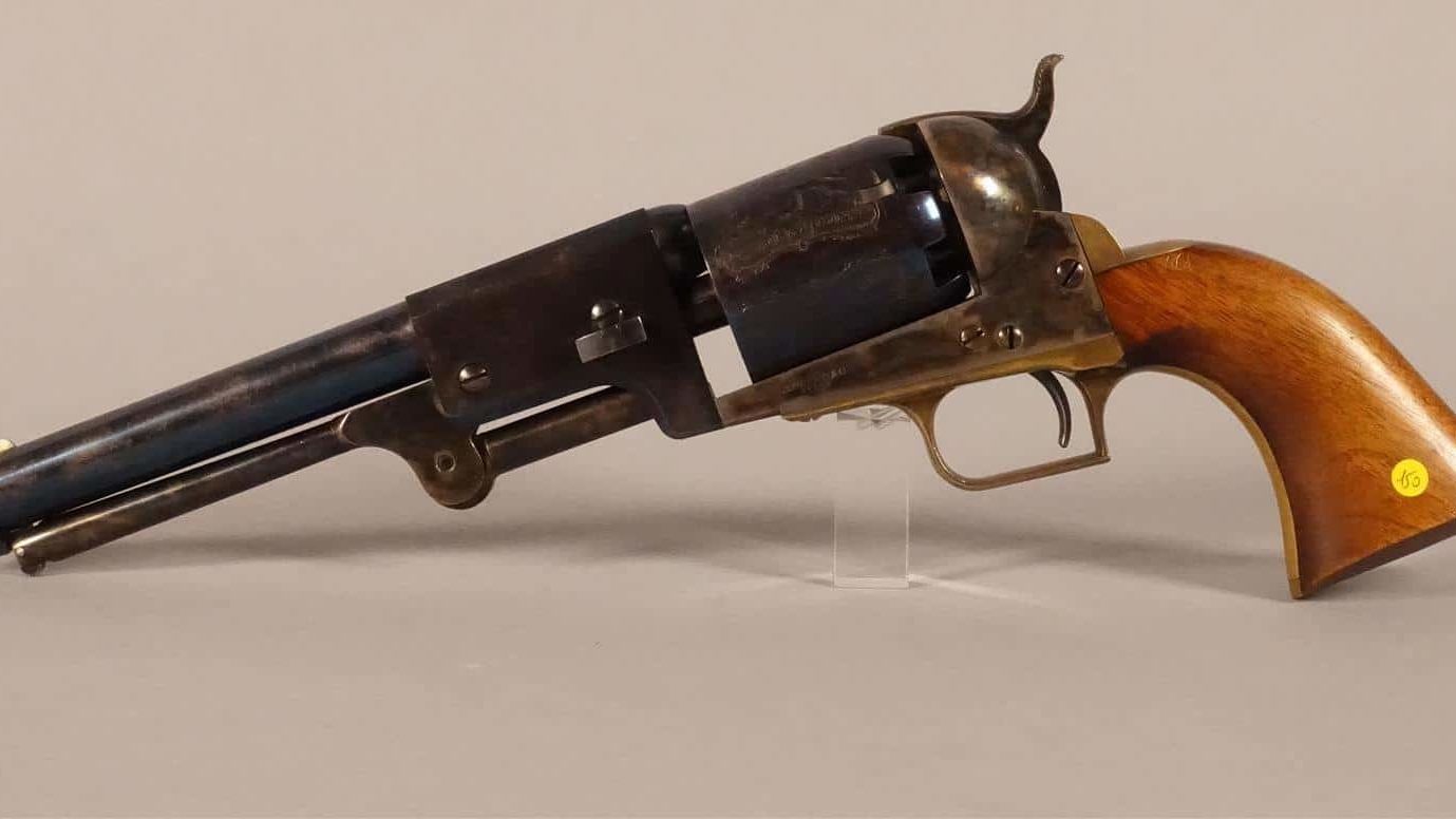 Colt Dragoon poudre noire, six coups. Canon et carcasse en bronze jaspé. Plaquettes de crosse en noyer. Reproduction 