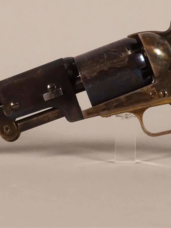 Colt Dragoon poudre noire, six coups. Canon et carcasse en bronze jaspé. Plaquettes de crosse en noyer. Reproduction 
