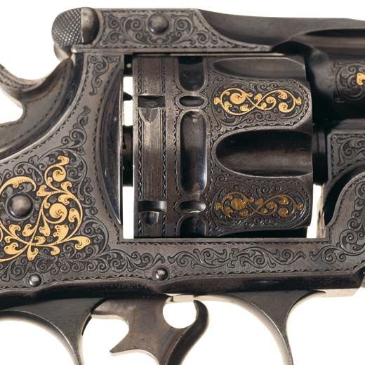 Détail du Revolver Double Action « Frontier » de Smith & Wesson. Modèle présenté à l’Exposition Universelle de Chicago en 1893, richement gravé et incrusté d’or. © Rock Island Auction