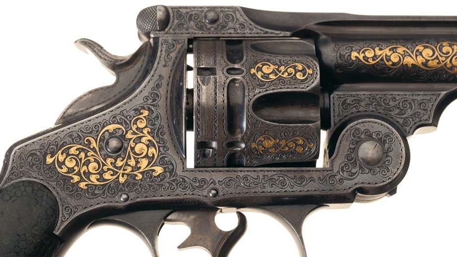 Détail du Revolver Double Action « Frontier » de Smith & Wesson. Modèle présenté à l’Exposition Universelle de Chicago en 1893, richement gravé et incrusté d’or. © Rock Island Auction