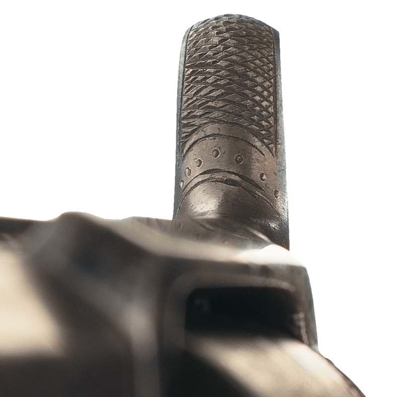 Détail des points gravés sur le chien d’un revolver (Colt Modele 1 sidehammer, 1855) et indiquant le nombre de jour dédié par Gustave Young à l’ornementation de l’arme. © Rock Island Auction