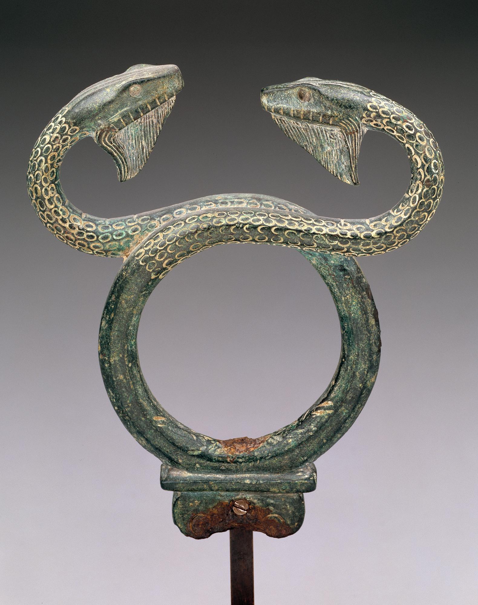 Змеи греции. Древнегреческий керикион. Скульптура змеи. Навершие в виде змеи. Змей в древней Греции.