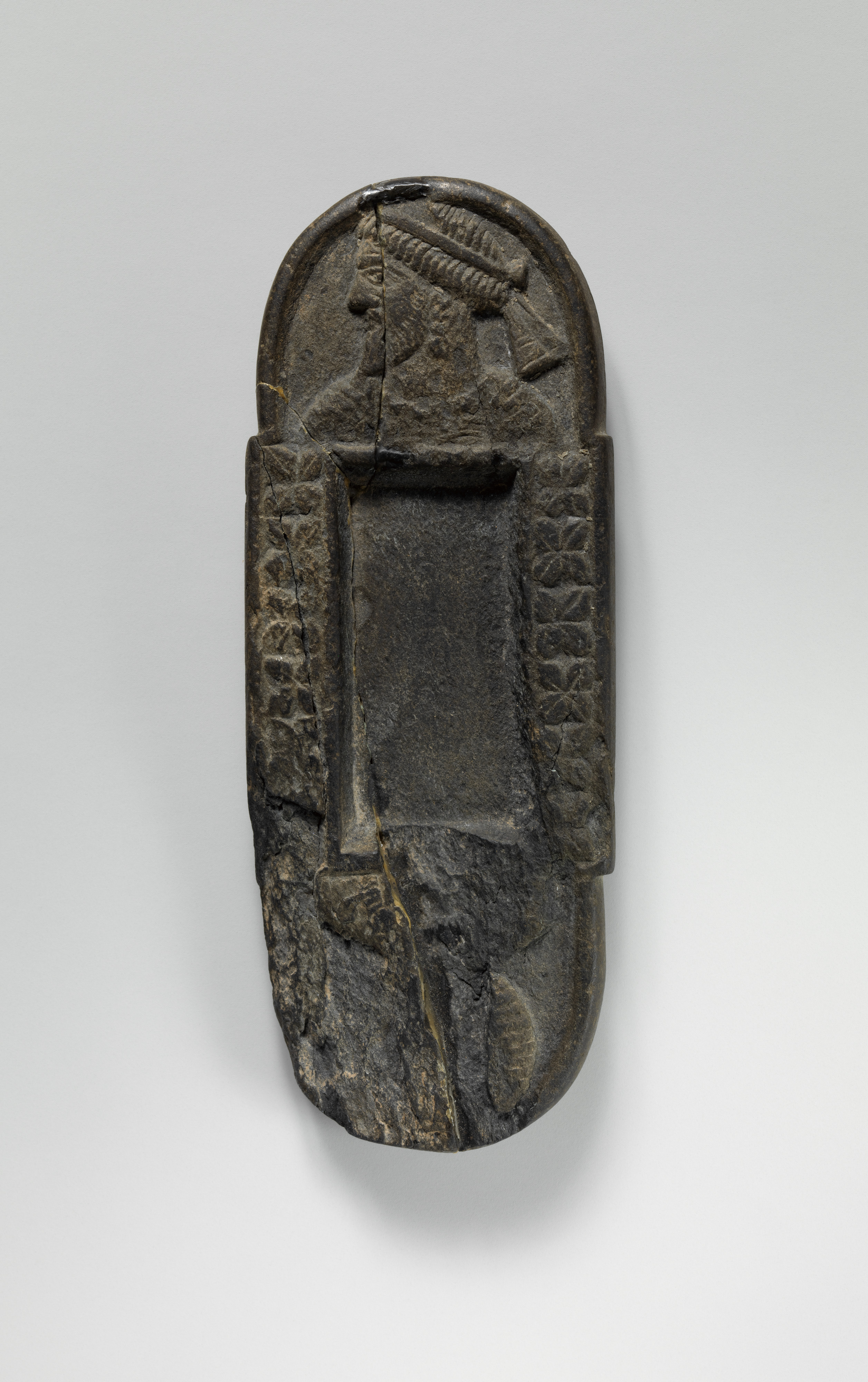 Palette cosmétique parthe en pierre. Mésopotamie, circa le Ier siècle avant et le Ier siècle après notre ère © MET Museum