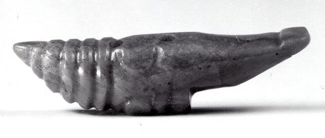 Jade sculpté en forme de coquillage (ornemental ?), traces de cinabre. Entre le IIIe et le IXe siècle, Guatemala © MET Museum