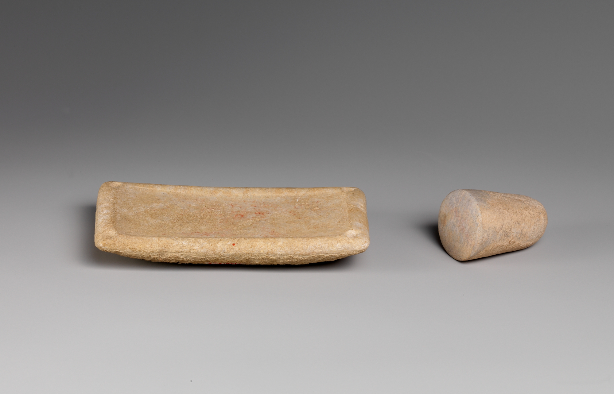 Palette en marbre, culture des Cyclades. Traces de pigments rouges. Cycladique ancien I, circa 3000–2800 avant notre ère © MET Museum