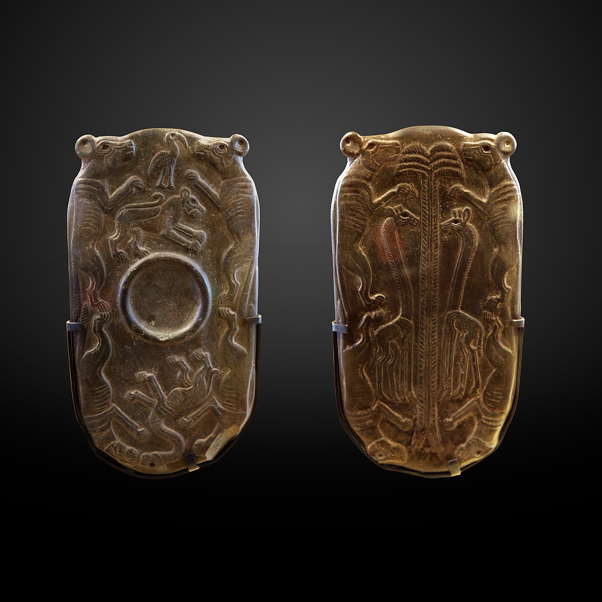 Palette à fard encadrée de quadrupèdes, hyènes ou lycaons, dite « palette aux canidés ». En grauwack sculpté. Culture Nagada, circa 3300 - 3100 avant notre ère © Musée du Louvre, Dist. RMN-Grand Palais / Christian Decamps