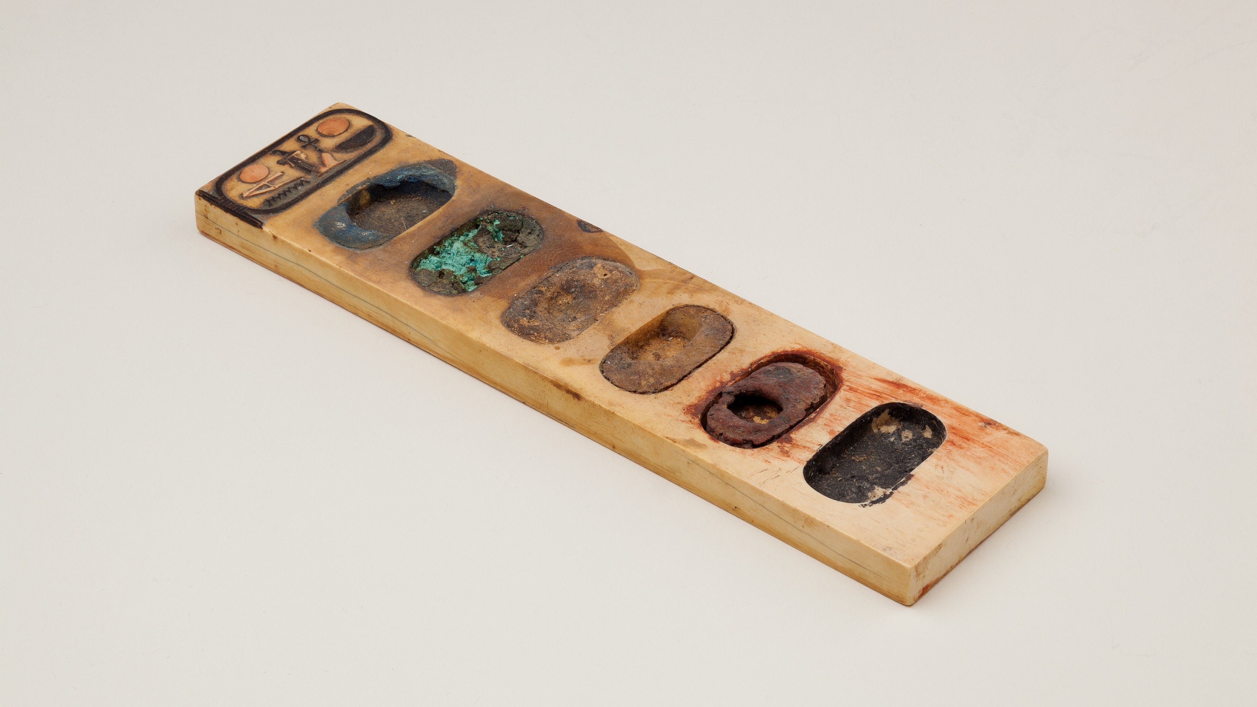 Détail. Palette de peintre égyptien sur laquelle est inscrit le nom d’Amenhotep III. Ivoire et pigments Circa 1390 - 1352 avant notre ère © MET Museum