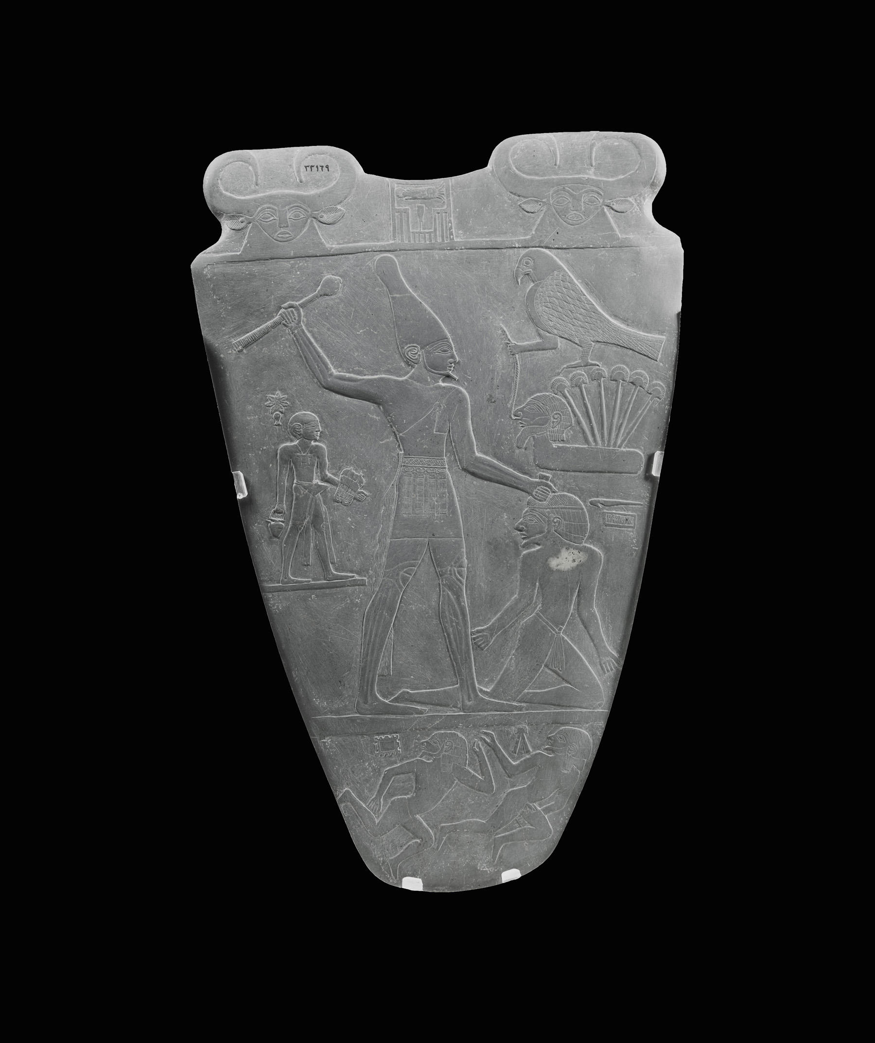 Face arrière de la palette de Narmer en schiste vert. Hierakonpolis, circa 3100 avant notre ère. Musée du Caire © Ministère du tourisme et des antiquités d’Égypte