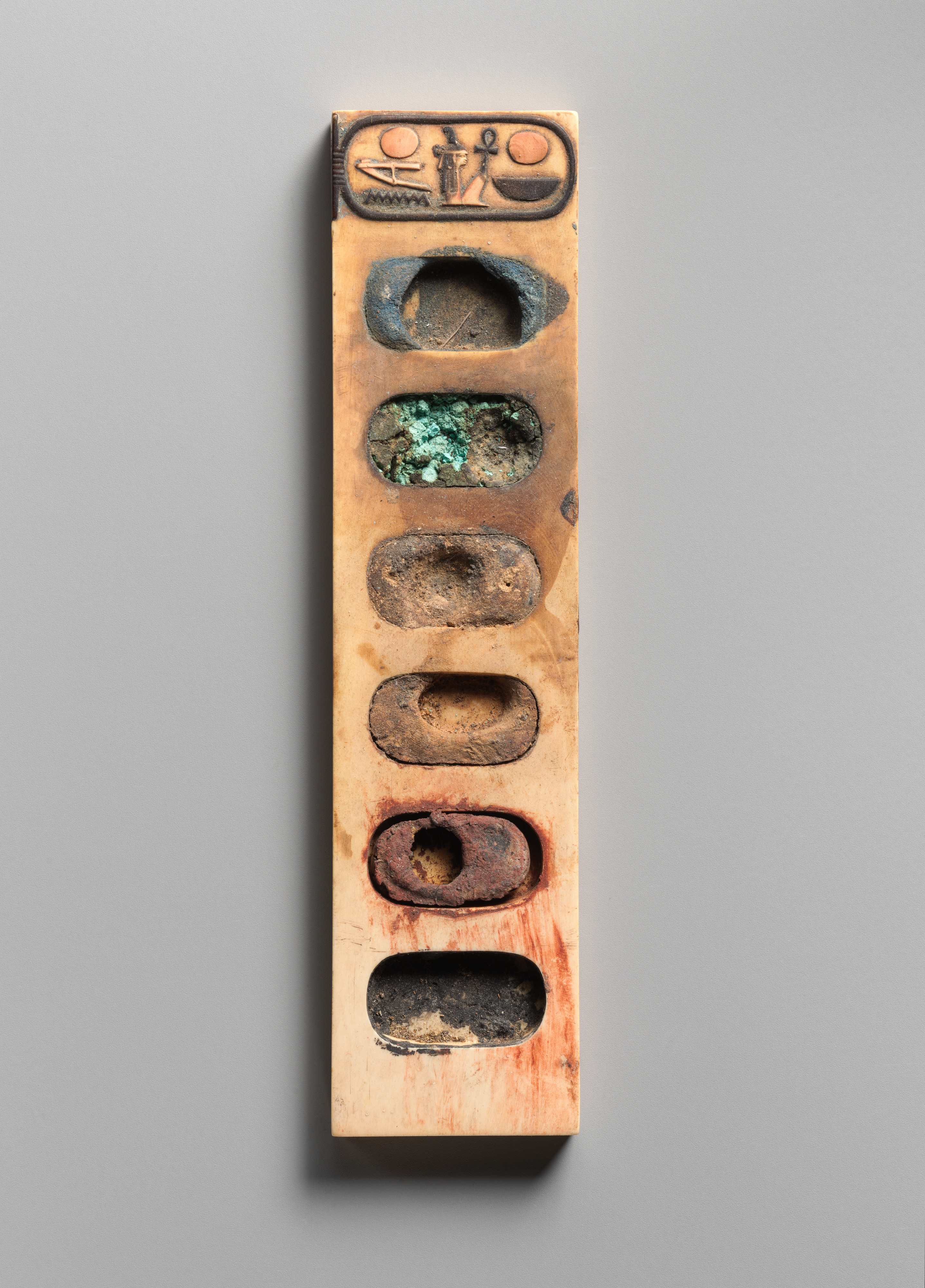 Palette de peintre égyptien sur laquelle est inscrit le nom d’Amenhotep III. Ivoire et pigments Circa 1390 - 1352 avant notre ère © MET Museum