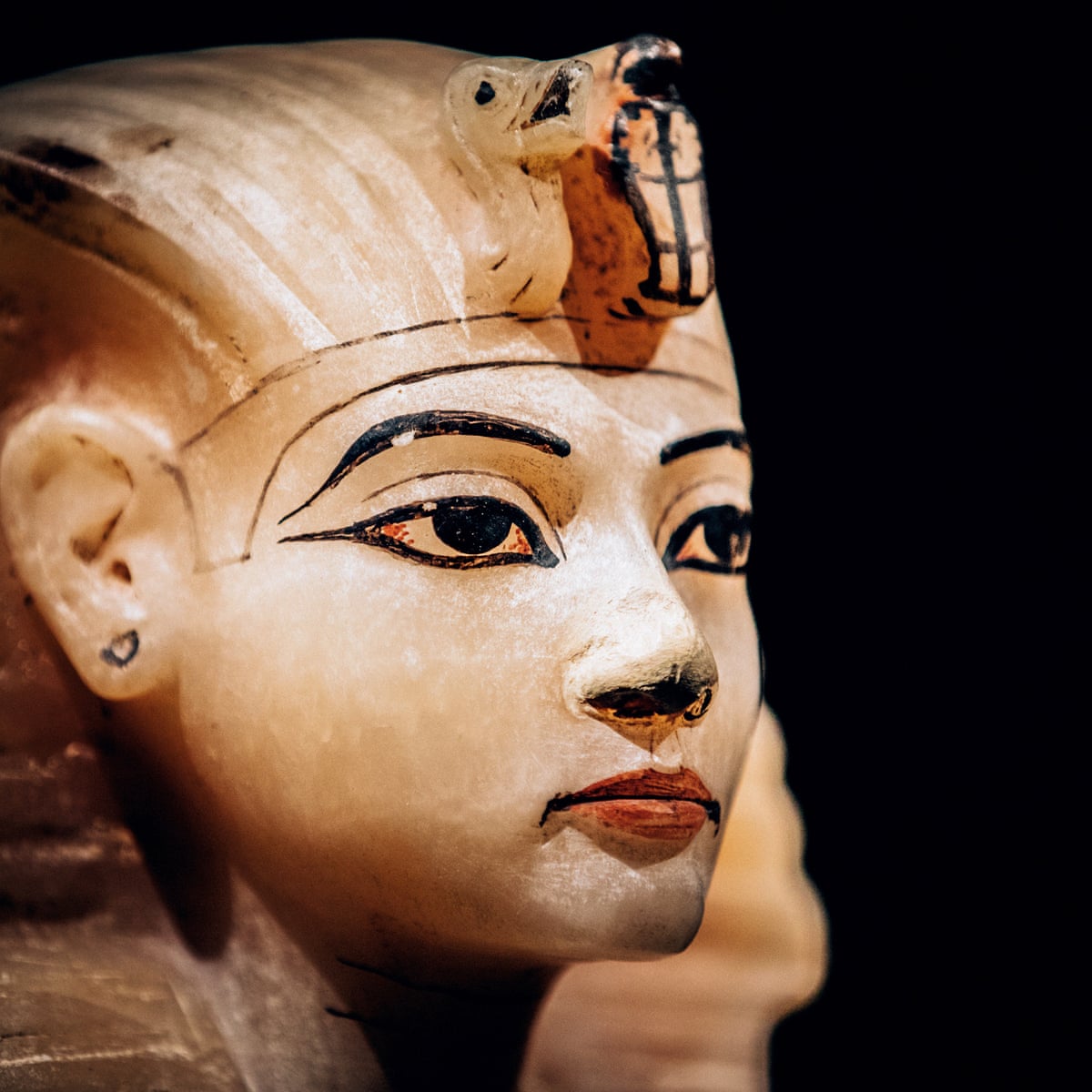 Détail d’un vase canope en albâtre contenant les viscères du pharaon. Musée du Caire © The Guardian