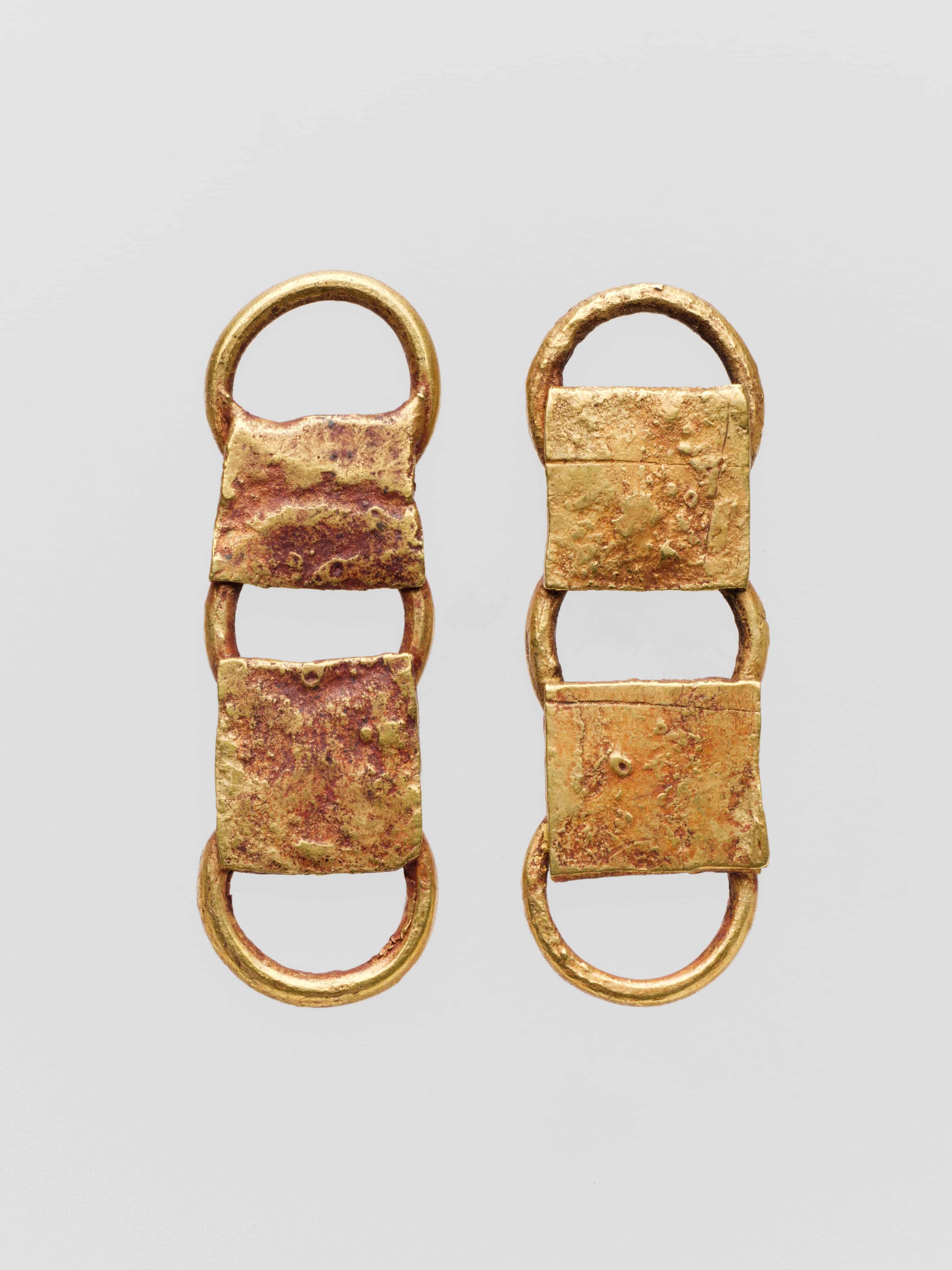 Deux attaches de ceinture romaine en or datées entre le premier siècle avant et le premier siècle de notre ère © MET Museum