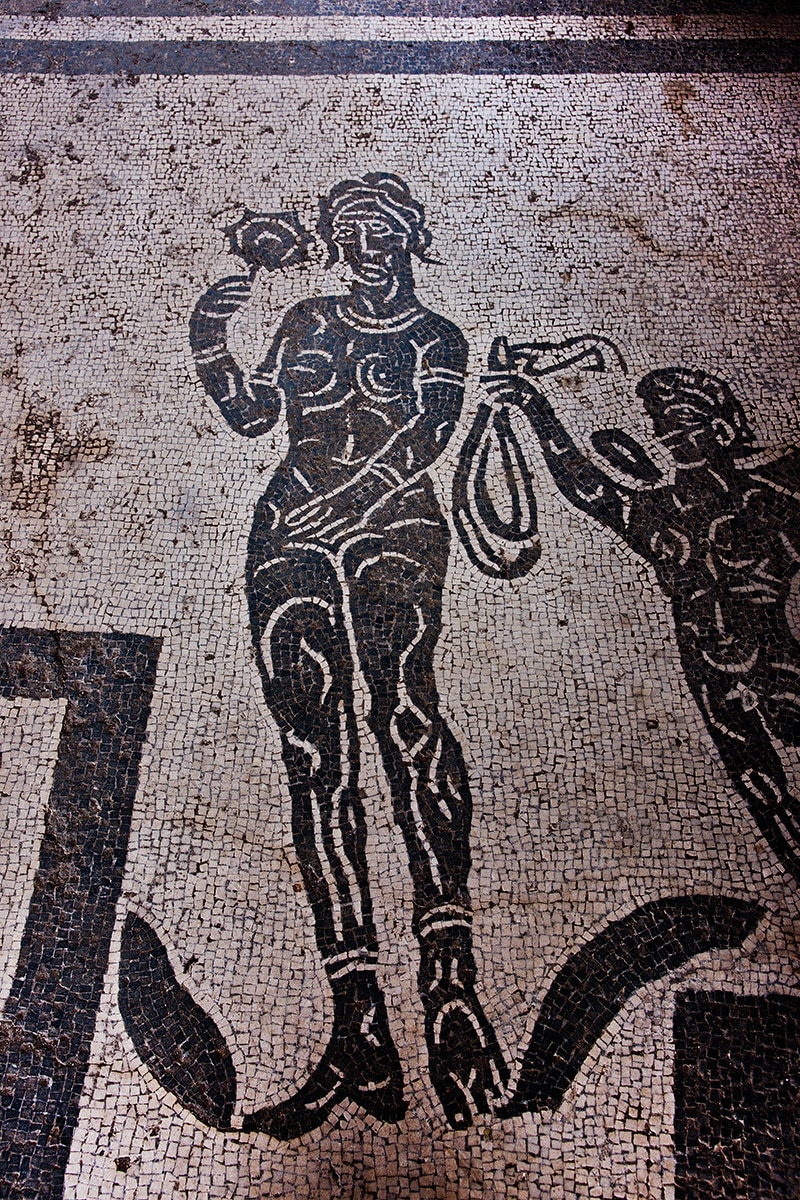 Mosaïque d’Ostia Antica figurant un Cupidon tendant à Vénus sa ceinture. Époque romaine © Bob Consoli