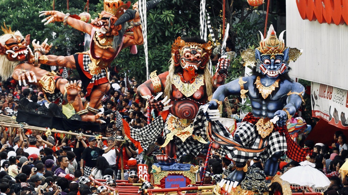 Figures de Bhutas Kalas promenées par les Balinais pendant la « marche bruyante » sensée réveiller les démons. Les figures en papier mâché seront brûlées le soir même. © love-bali