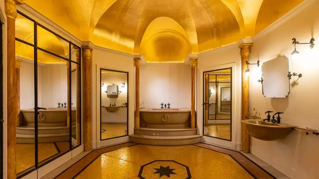 Armand-Albert Rateau (1882-1938), Salle de bain byzantine en marbre de Hauteville, mosaïque, bronze, stuc et feuille d’or. Circa 1928 © Tanguy de Montesson Vue de la Salle de bain Rateau- Galerie Anne-Sophie Duval