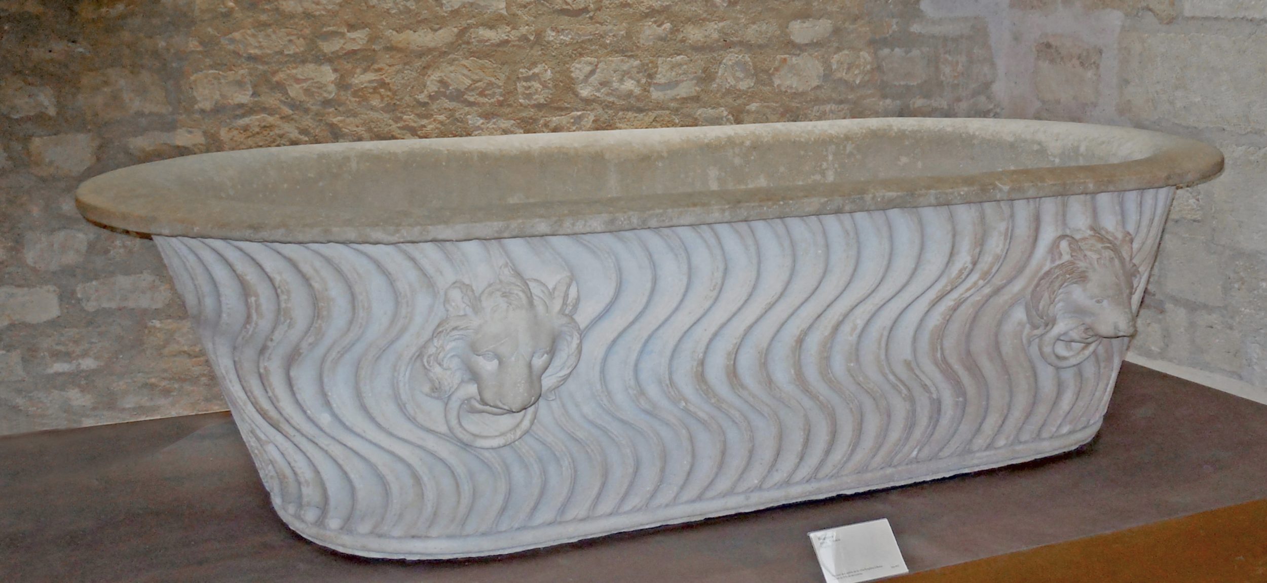 Baignoire en marbre, Italie Ier - IIIe siècle. Musée de Cluny, Paris.