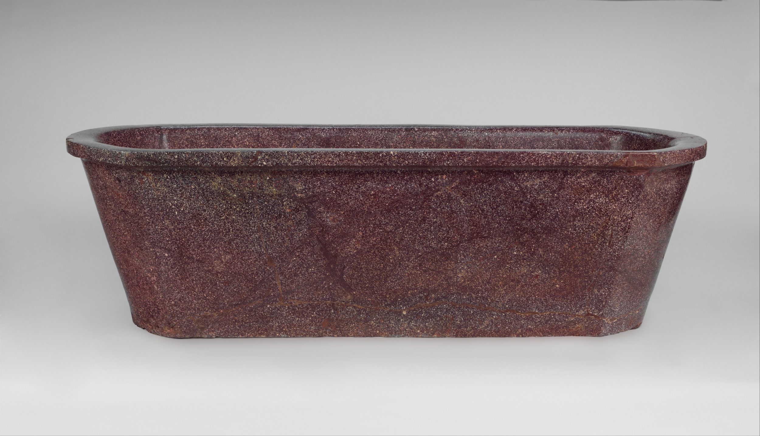 Baignoire antique en porphyre provenant de thermes impériaux romains, IIe ou IIIe siècle © MET Museum