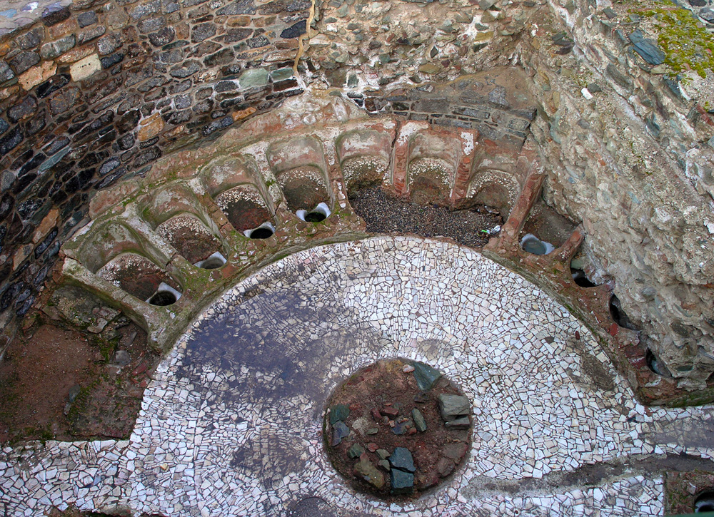 Les bains individuels pyelus du tholos de Thessalonique, près de l’agora. Circa Ier siècle avant et IIe siècle de notre ère © Enjoy Thessaloniki