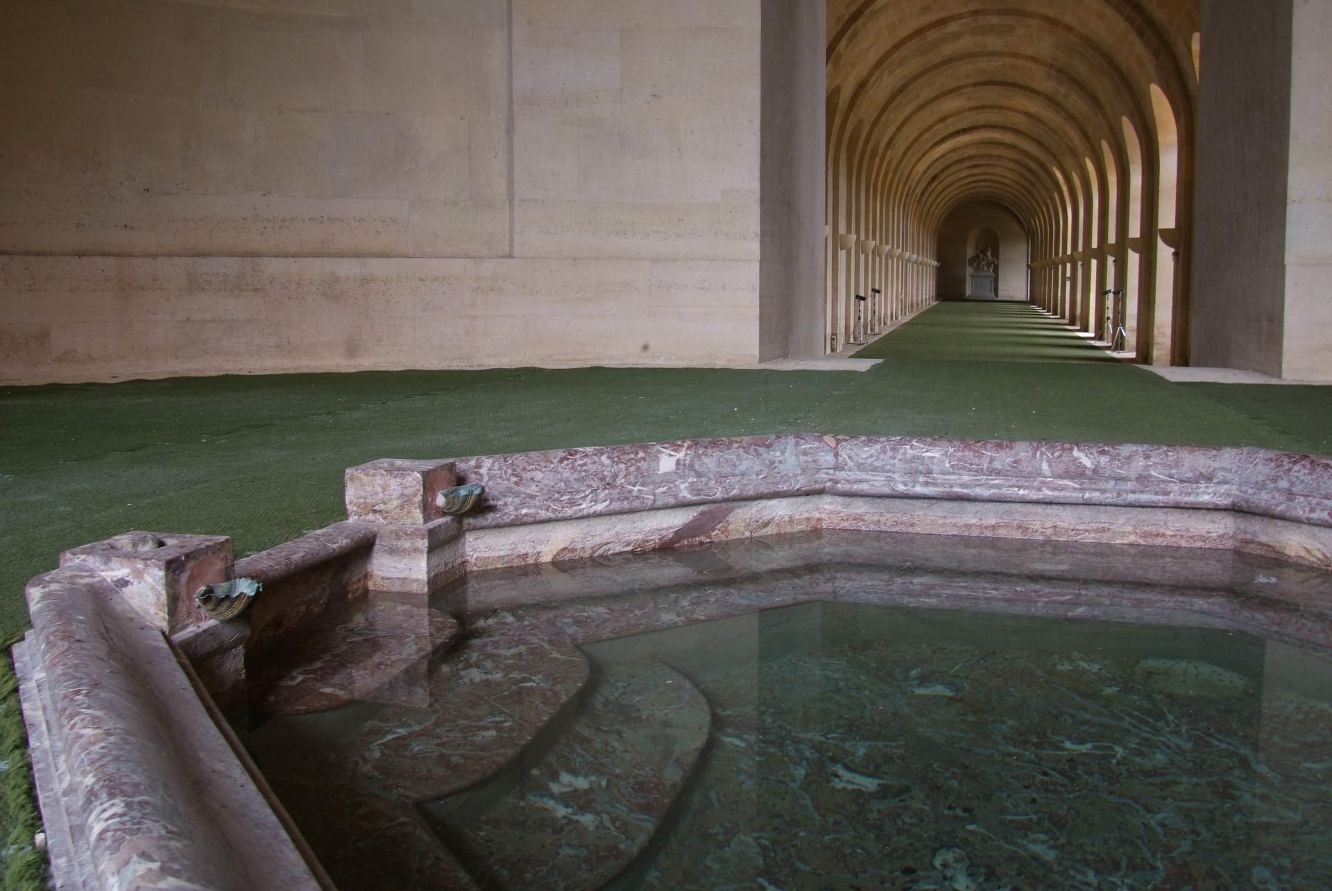 La vasque monolithique en marbre de Rance de l’ancien appartement des Bains de Louis XIV à l’Orangerie, XVIIe siècle © Château de Versailles